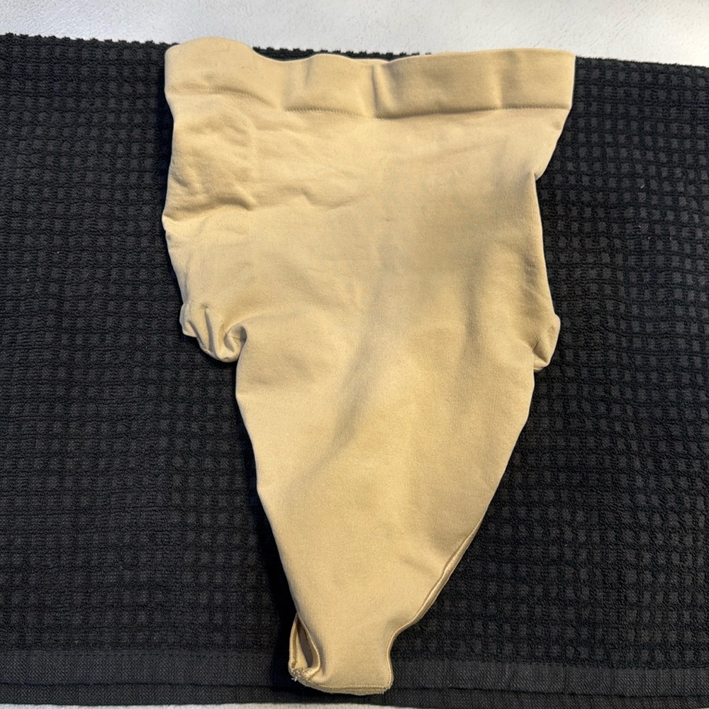 Skims shape wear high waisted thong! New without tag!